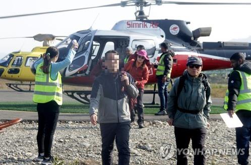 헬기를 이용, 포카라 공항으로 이동한 여행자들