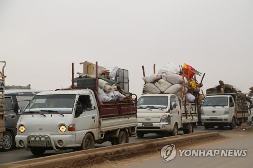정부군과 러시아군의 공격을 피해 피란길에 오른 시리아 이들립 지역의 주민들