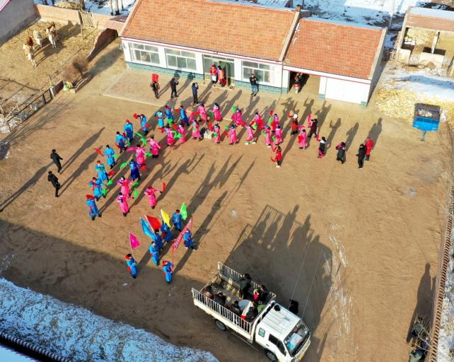 The village yangko performance group are paying Chinese New Year greetings to military families on Jan. 17. Aerial photo.