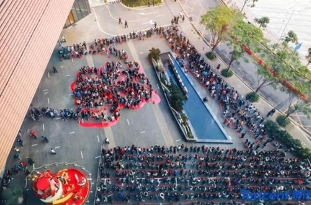 중국 선전 텐센트 본사 밖에서 세뱃돈을 받기 위해 긴 줄을 선 직원들
