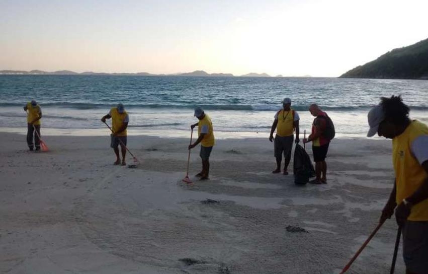 브라질 대서양 해변에서 기름 찌꺼기 수거 작업이 벌어지고 있다. [국영 뉴스통신 아젠시아 브라질]