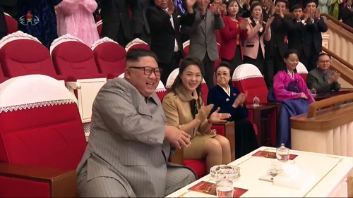 남편 장성택 처형 6년만에 등장한 김경희, 김정은과 공연 관람