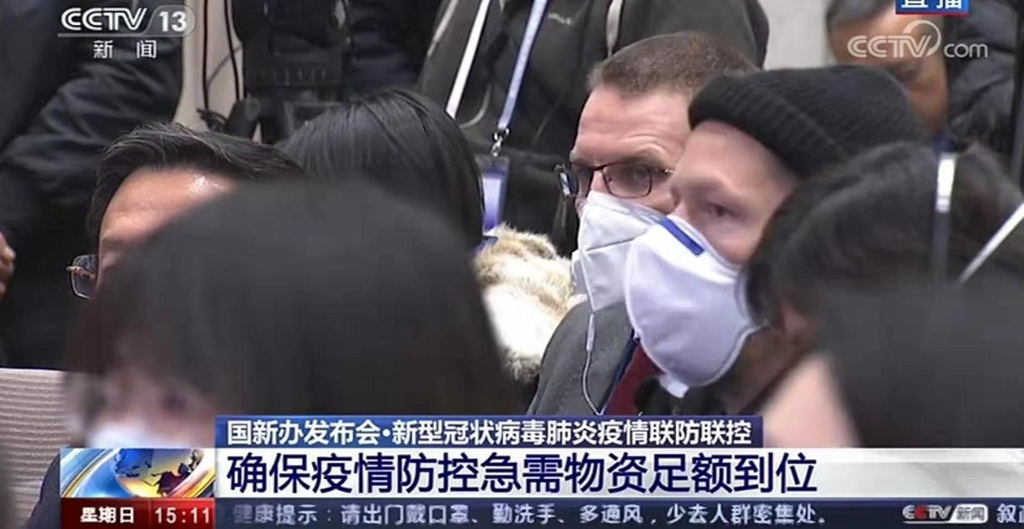 중국 생방송 기자회견에 마스크 착용한 기자들