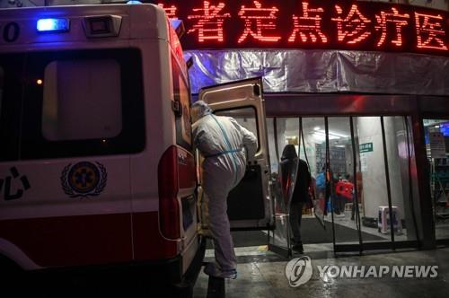 중국 우한의 병원 앞에 세워져있는 구급차