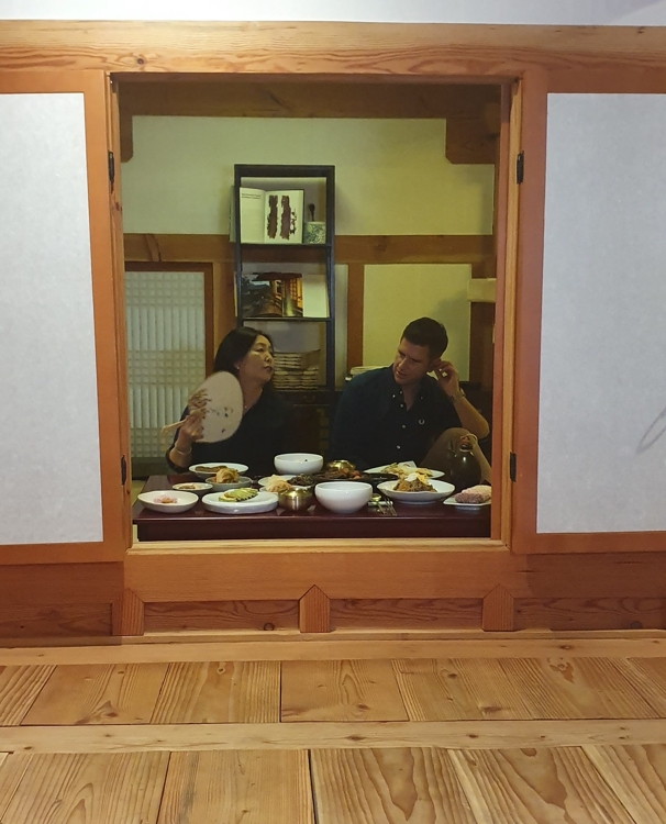 샘 맥밀란 리포터에게 한국 명절 상 음식을 설명하는 한식 전문가 헤더 정 셰프