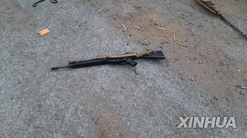 총기 난사 군인이 사용한 것으로 알려진 소총이 도로에 버려져 있다