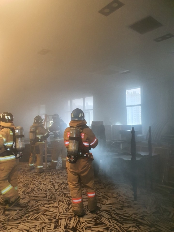 용접 작업 중 불티가 튀어 화재가 발생한 호텔 조리실 내부