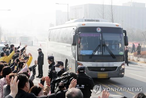 우한 교민 환송하는 진천 주민들 (진천=연합뉴스) 이승민 기자 = 15일 오전 충북 진천군 국가공무원인재개발원에서 2주간의 격리 생활을 마친 우한 교민을 태운 버스가 나오자 주민들이 손을 흔들고 있다. 2020.2.15 logos@yna.co.kr(끝)