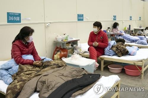중국 우한 임시병원에 수용된 코로나19 경증 환자들