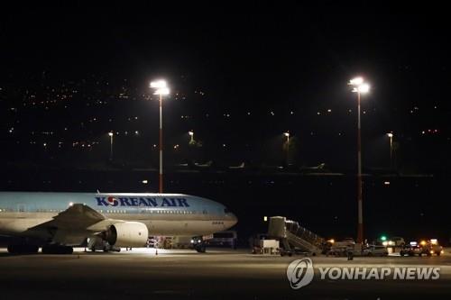 (텔아비브 로이터=연합뉴스) 22일(현지시간) 이스라엘 텔아비브 인근 벤구리온 국제공항에 한국에서 출발한 대한항공 여객기 한 대가 착륙해 있다. 