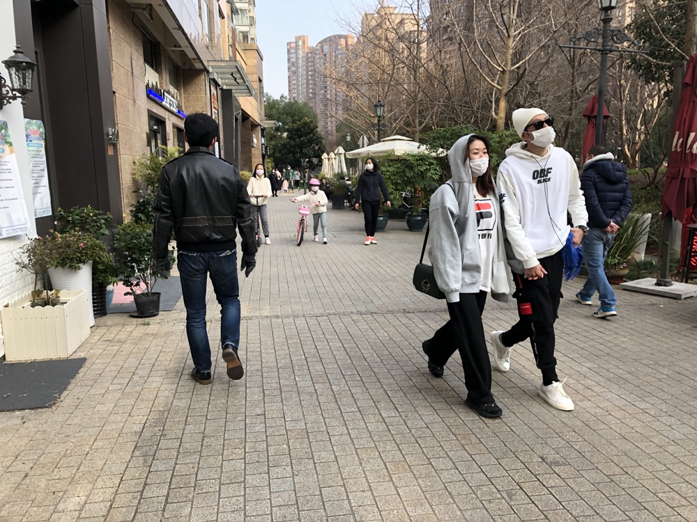 거리 산책하는 상하이 시민들