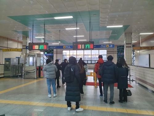 경인국철 운행 지연에 대기하는 시민들