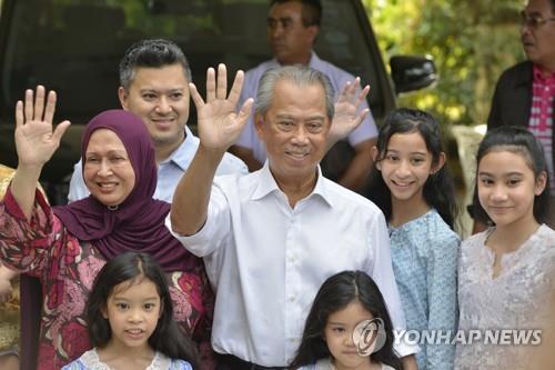 말레이시아 새 총리로 지명된 무히딘 야신(가운데)