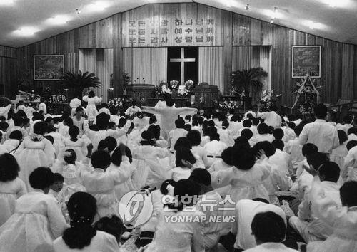 휴거가 이뤄진다고 예언한 1992년 10월 28일 자정을 앞두고 전북 전주 광명교회 신도들이 예배를 올리고 있다. [연합뉴스 자료사진]