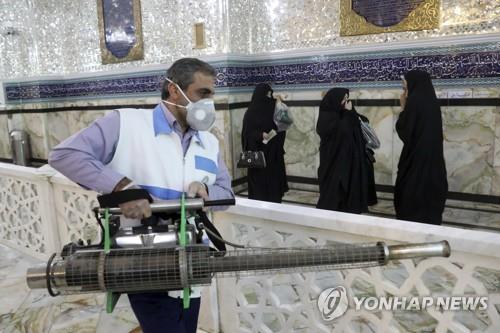 7일 테헤란의 한 모스크를 소독하는 보건당국 직원
