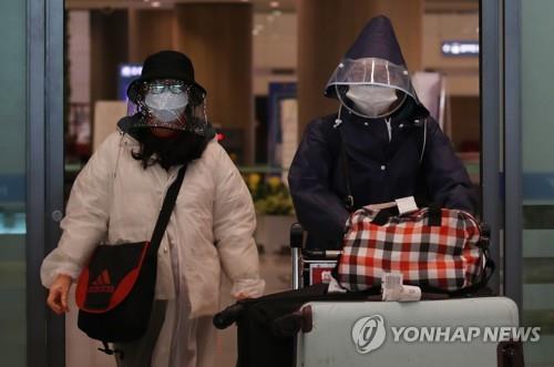 인천국제공항에서 비닐 모자 쓰고 입국하는 중국인 관광객