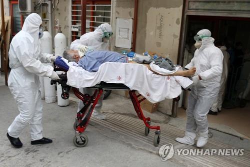 테헤란의 병원에서 코로나19 환자를 이송하는 의료진