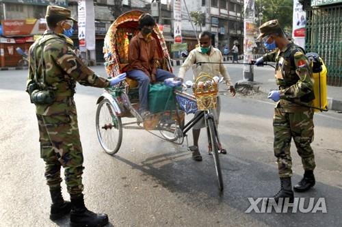 2일 방글라데시 수도 다카에서 방역작업에 나선 군인들. [신화=연합뉴스]