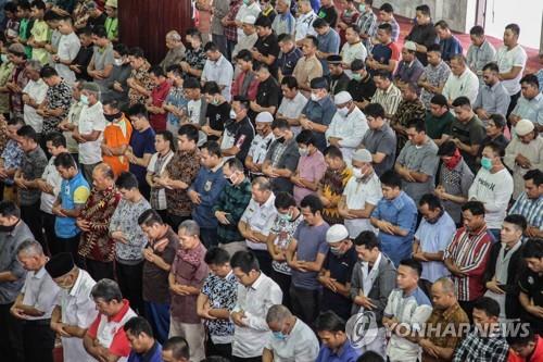 3일 인도네시아 메단 이슬람사원의 금요 합동 예배