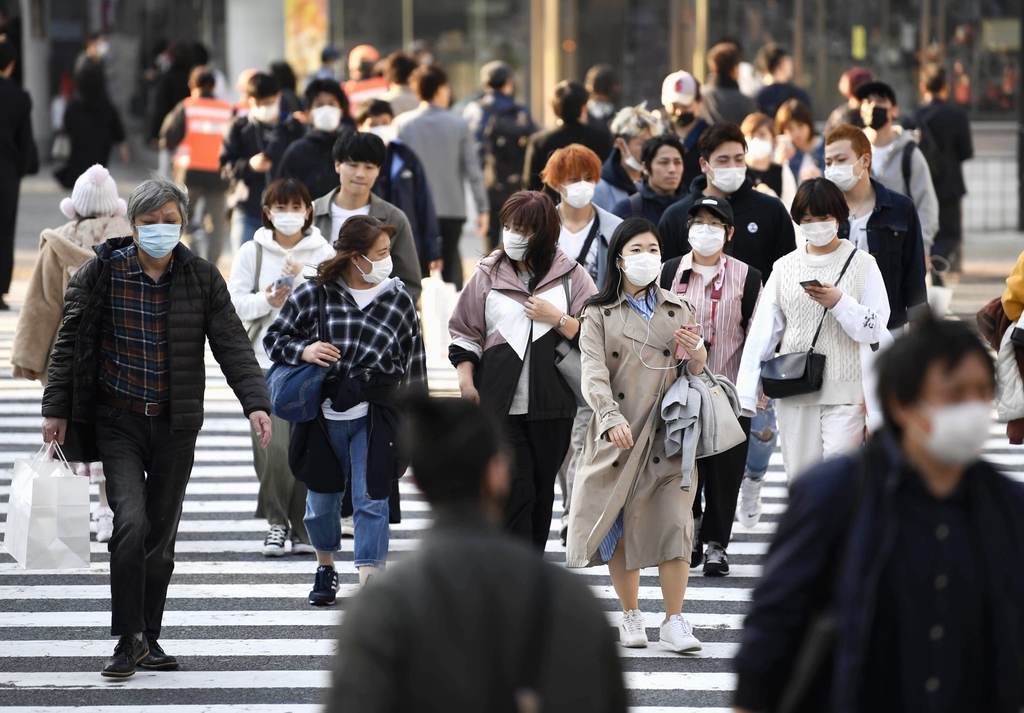 코로나19 확산하는 도쿄…마스크 쓴 사람들