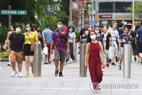싱가포르 도심에서 마스크를 쓰고 길을 건너는 사람들 2020.4.5