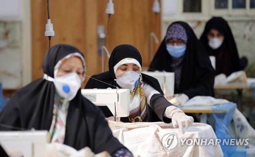 테헤란의 한 모스크에서 마스크를 만드는 바시즈민병대 소속 여성 자원봉사자들