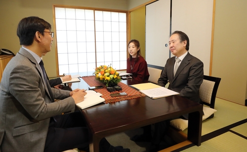 연합뉴스와 인터뷰 하는 도미타 고지 일본대사