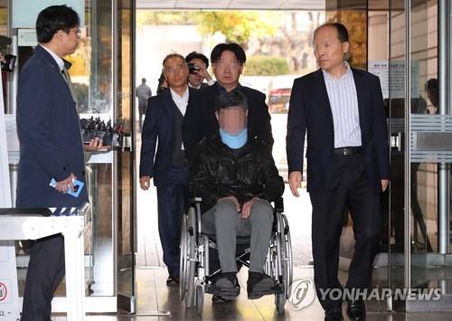 휠체어를 탄 조국 전 법무부 장관의 동생[연합뉴스 자료사진]