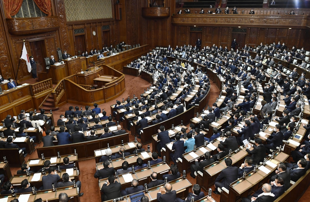 (도쿄 교도=연합뉴스) 일본 중의원(하원)이 27일 오후 본회의를 열어 한시적인 '세비 20% 삭감' 안건을 처리하고 있다. 