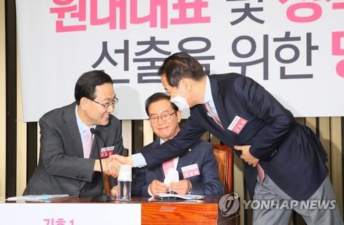 악수하는 주호영-권영세 후보 (서울=연합뉴스) 진성철 기자 = 제21대 국회 미래통합당 첫 원내대표에 출마한 주호영 후보(왼쪽)와 권영세 후보가 8일 국회에서 열린 2020년 원내대표 및 정책위의장 선출을 위한 합동토론회에서 악수하고 있다. 2020.5.8