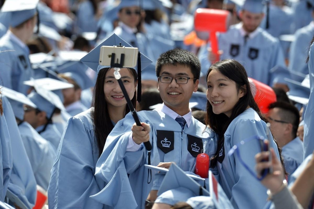 컬럼비아대 졸업식에서 기념촬영을 하는 중국인 유학생들
