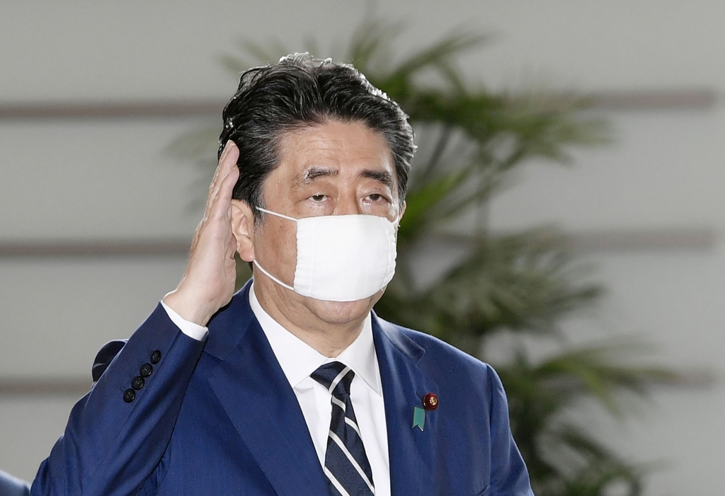 (도쿄 교도=연합뉴스) 아베 신조(安倍晋三) 일본 총리가 25일 오전 마스크를 착용하고 일본 총리관저에 들어가고 있다. 2020.5.25