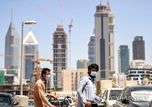아랍에미리트(UAE) 두바이 시내에서 마스크를 쓰고 외출한 외국인
