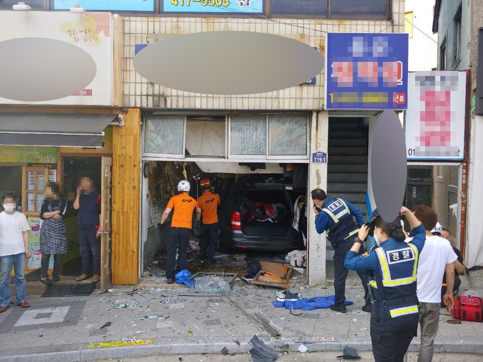 세탁소로 돌진한 승합차