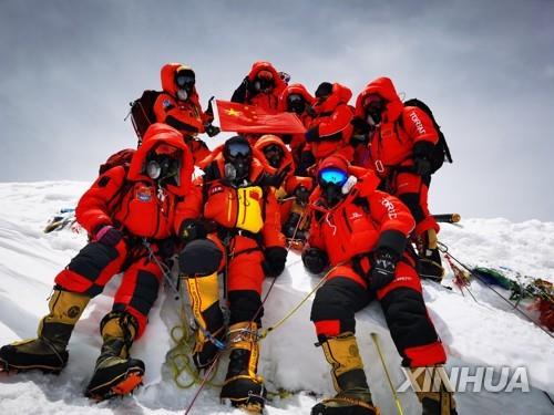 에베레스트산 정상에서 기념촬영한 중국 측량팀