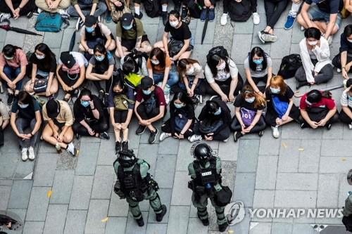 홍콩 진압경찰에 억류된 시위대
