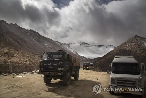 인도와 중국 접경지역인 라다크의 인도 군용트럭 