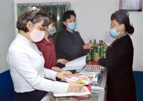 빈병 등 재활용품을 새상품으로 교환해주는 북한 상점