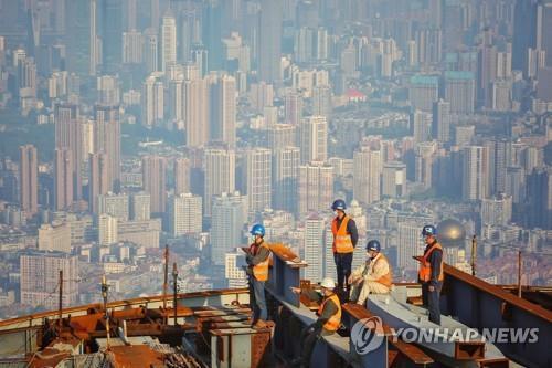중국 우한의 고층빌딩 공사 현장