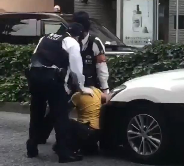 일본 경시청이라고 표기된 경찰관 제복을 입은 이들이 남성을 제압하고 있는 장면 [트위터 @kashidahideki 게시 동영상 캡처, 재판매 및 DB 금지]
