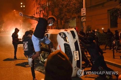 백악관 인근에서 차량 부수는 '흑인사망' 항의 시위대