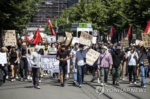 스위스 취리히서 열린 인종차별 반대 시위