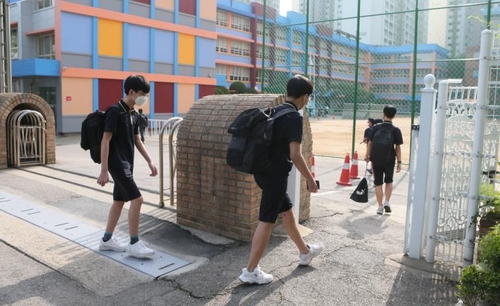 등교하는 중학생들