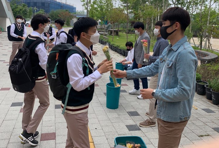 학생들에게 꽃 전달하는 서전고