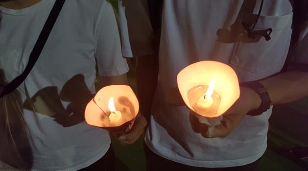 톈안먼 시위 희생자 추모집회에서 촛불을 들고 있는 홍콩 시민들