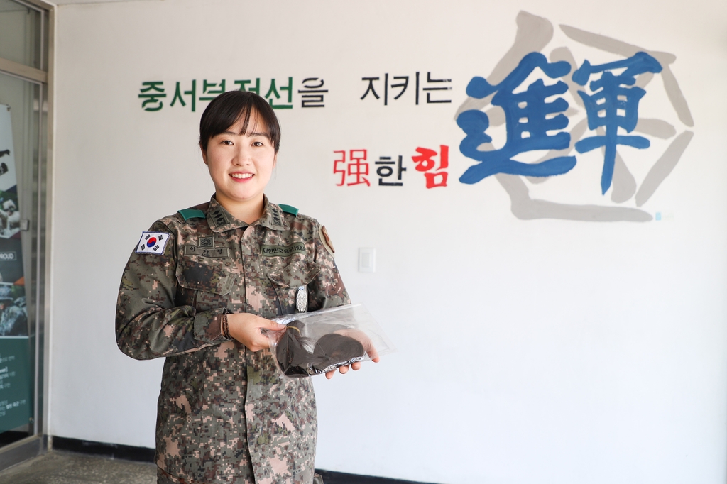 소아암 환자들을 위해 머리카락 기부한 여군 장교