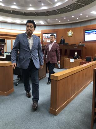 퇴장하는 오산시의회 미래통합당 의원들