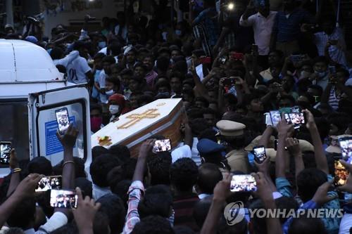 인도 경찰에 체포됐다가 사망한 부자의 시신을 담은 관이 6월 26일 운구 차량에 실리고 있다. [AFP=연합뉴스]