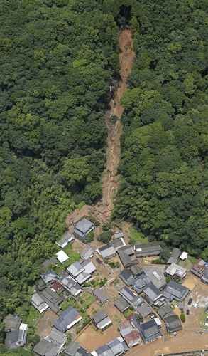 (구마모토 교도=연합뉴스) 4일 오전 폭우 때문에 발생한 산사태로 구마모토현 마을인 아시키타마치(芦北町) 주변이 흙더미에 묻혀 있다.