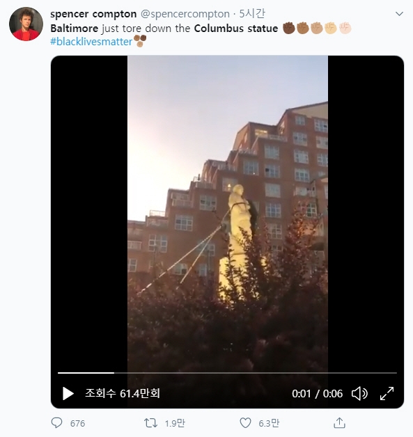 4일(현지시간) 볼티모어 시위대가 콜럼버스 동상을 밧줄로 묶어 넘어뜨리는 모습
